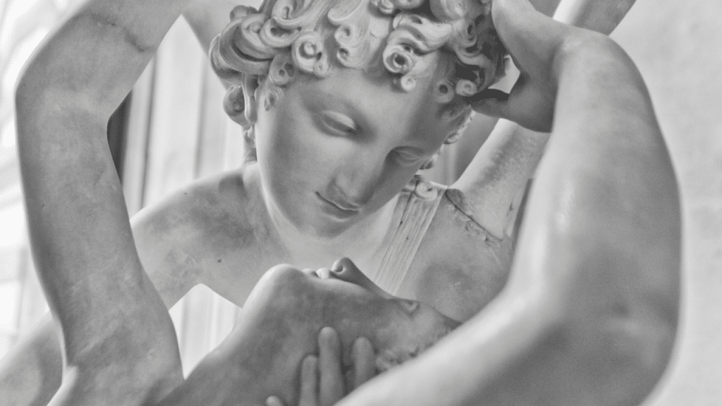 Une statue de pierre en train de regarder une autre statue dans ses bras