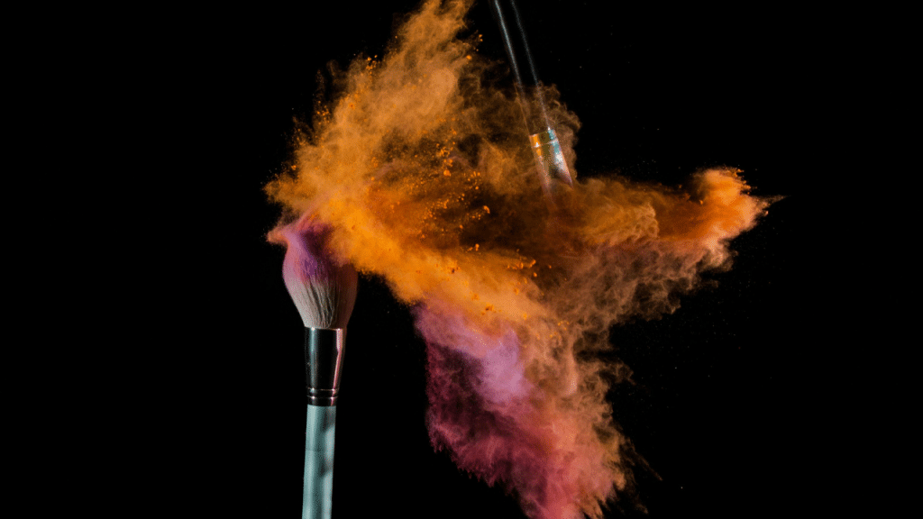 deux pinceaux et une explosion de couleurs