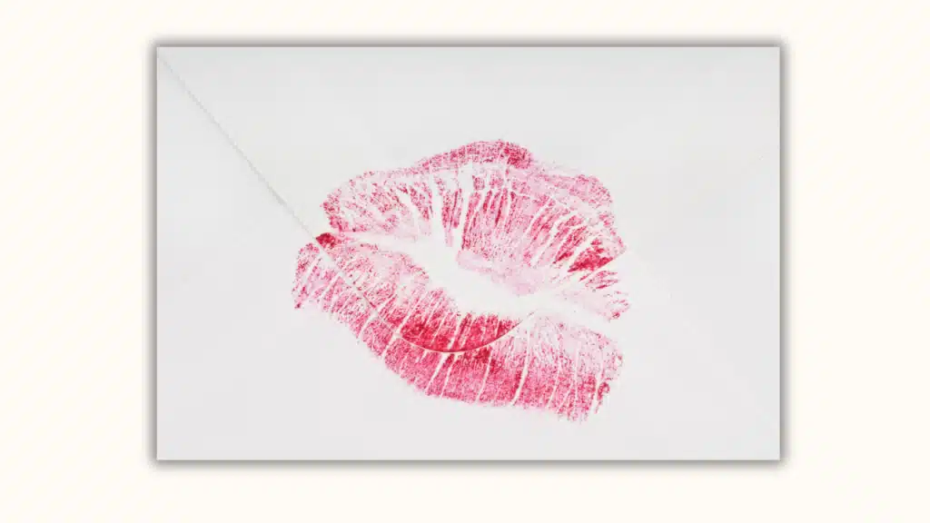 Une enveloppe avec des traces d'un bisou fait de rouge à lèvres