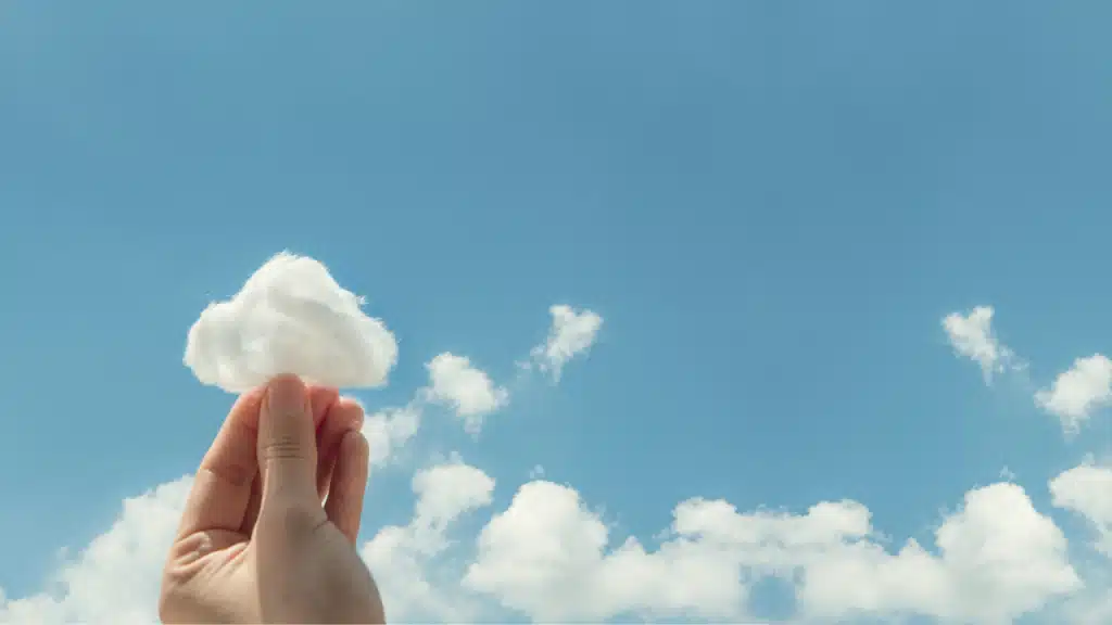 Une main attrapant un nuage