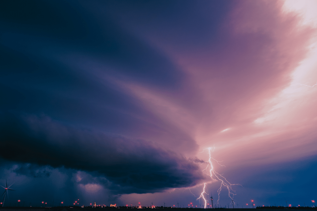 Un ouragan terrifiant avec des éclairs et un ciel sombre