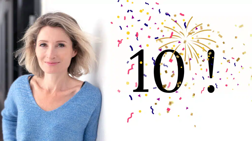 Image de Stephanie Romeo avec des confettis de fêtes et le chiffre 10 ans à côté d'elle