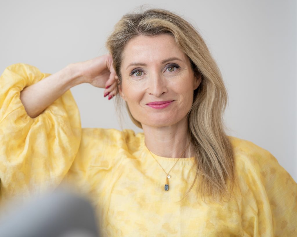 portrait stephanie romeo avec un haut jaune