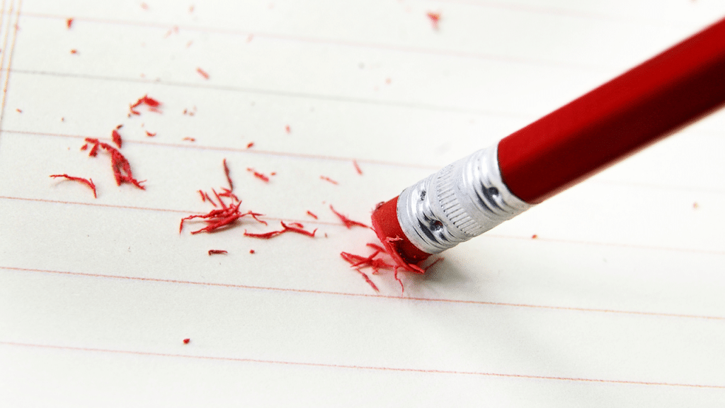 gomme au bout d'un crayon qui efface