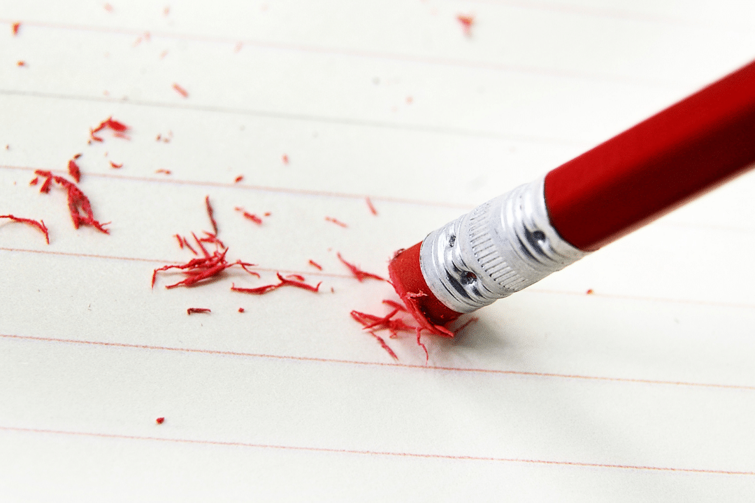 gomme au bout d'un crayon qui efface