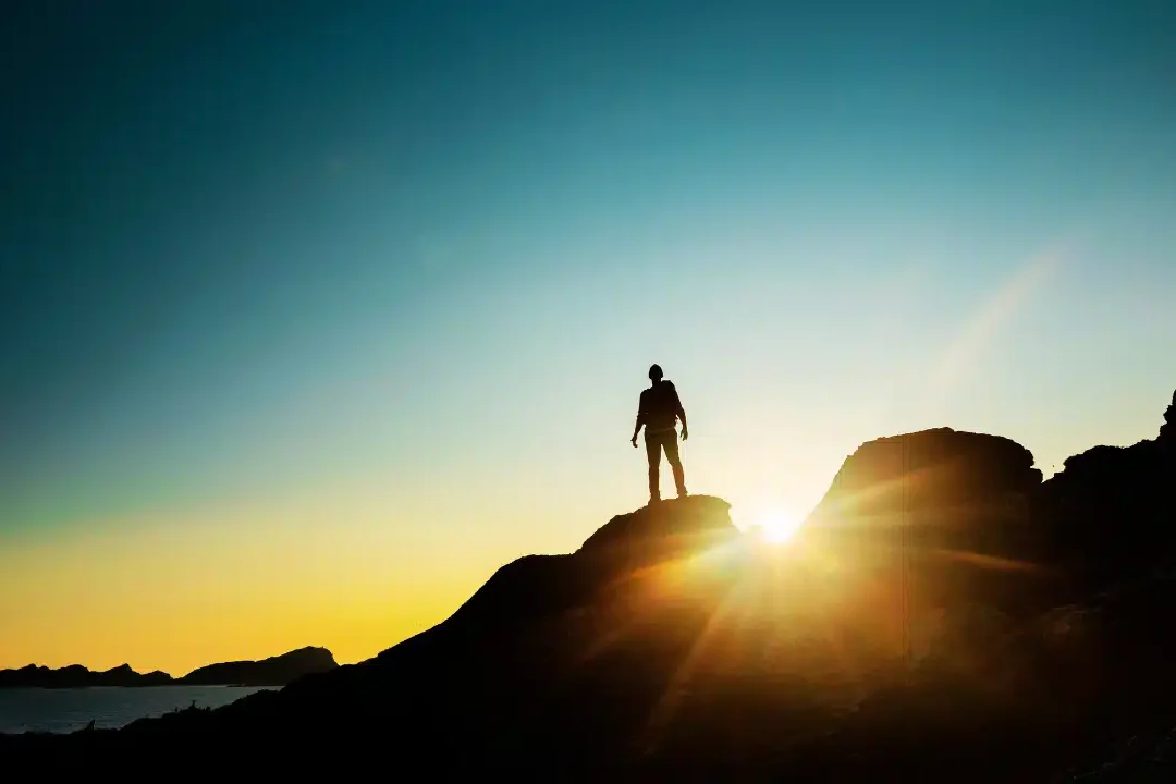 montagne-homme-contre-jour