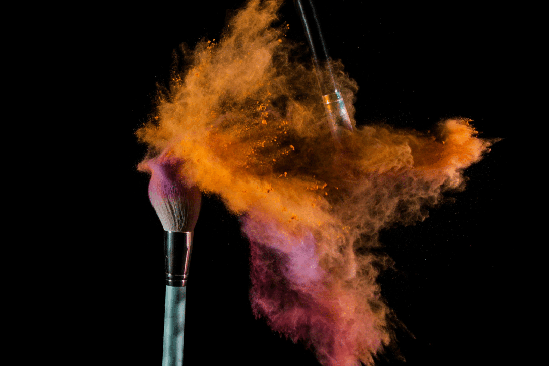 deux pinceaux et une explosion de couleurs